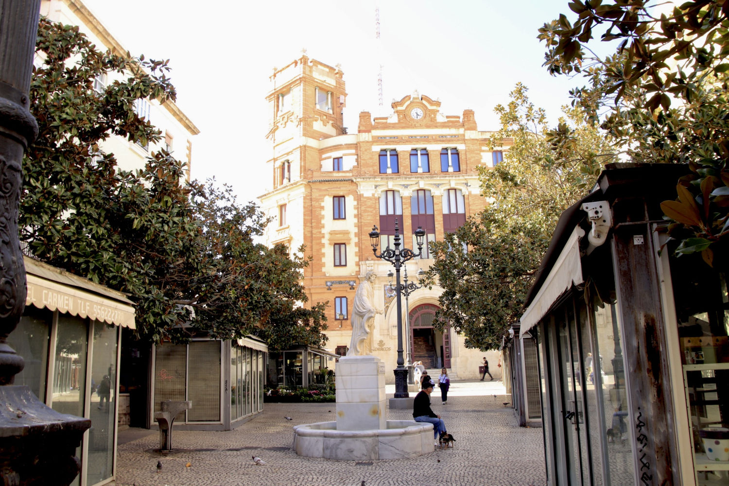 La plaza de las Flores, con la fuente monumental dedicada a la memoria de Columela, y la antigua Casa de Correos y Telégrafos.