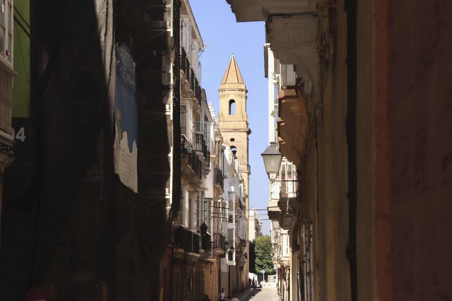 Calle estrecha del centro histórico de Cádiz.