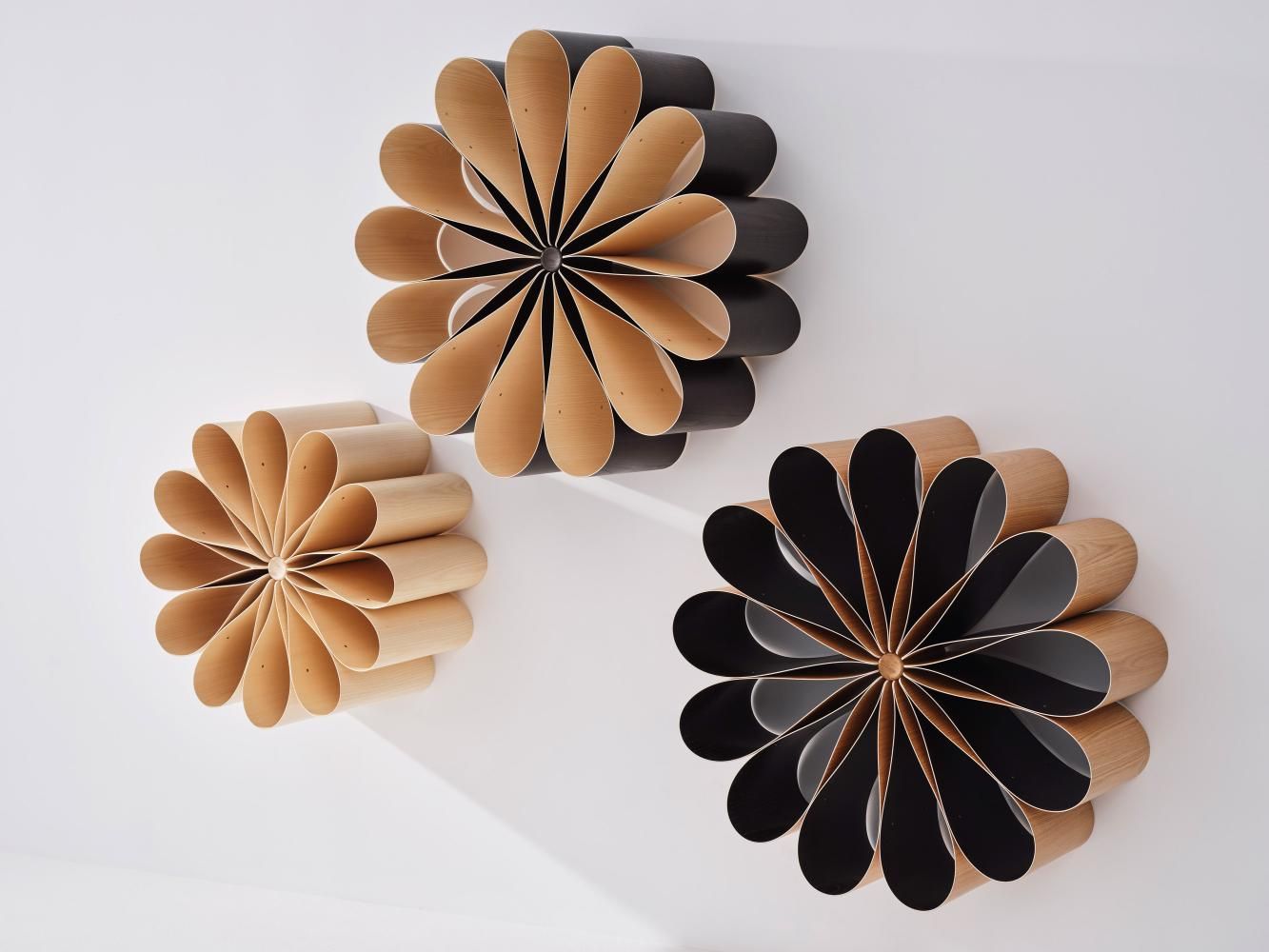 Mandala, de Anki Gneib & Mia Cullin, es una mesa de  chapa doblada a mano inspirada  en el  papel curvado