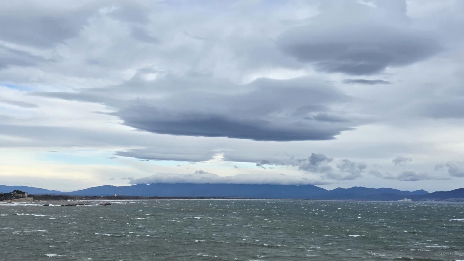 Cielo de nubes de viento y mar revuelto en L'Escala.