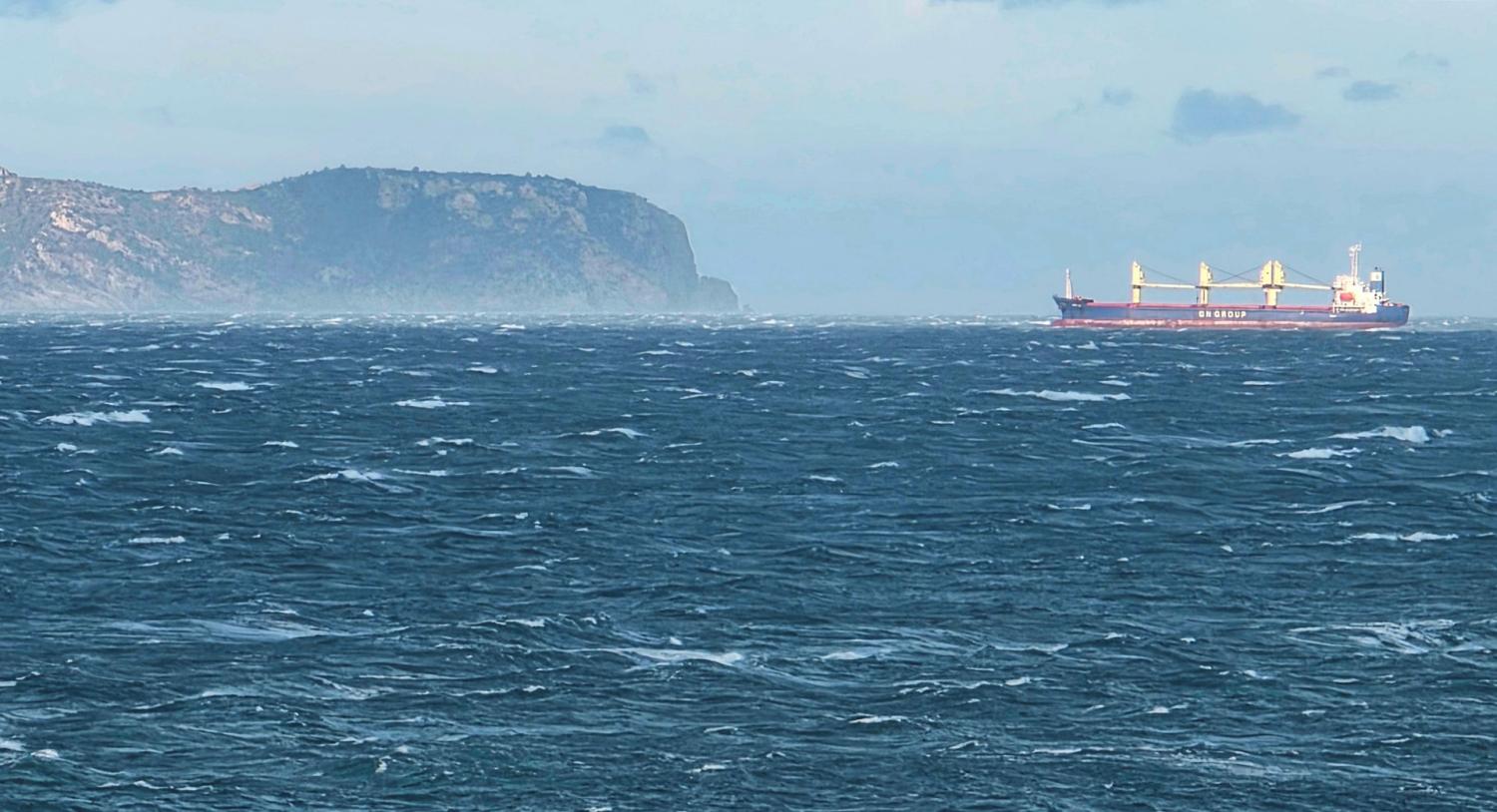 Un barco se refugia de la tramontana en la bahía de Roses.