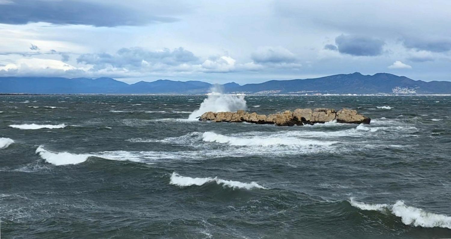 Mala mar en plena tramontana en L'Escala.