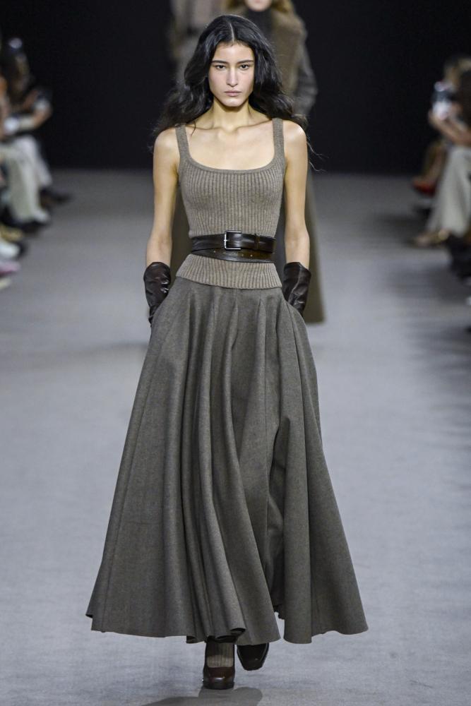 Una modelo desfila en la pasarela de