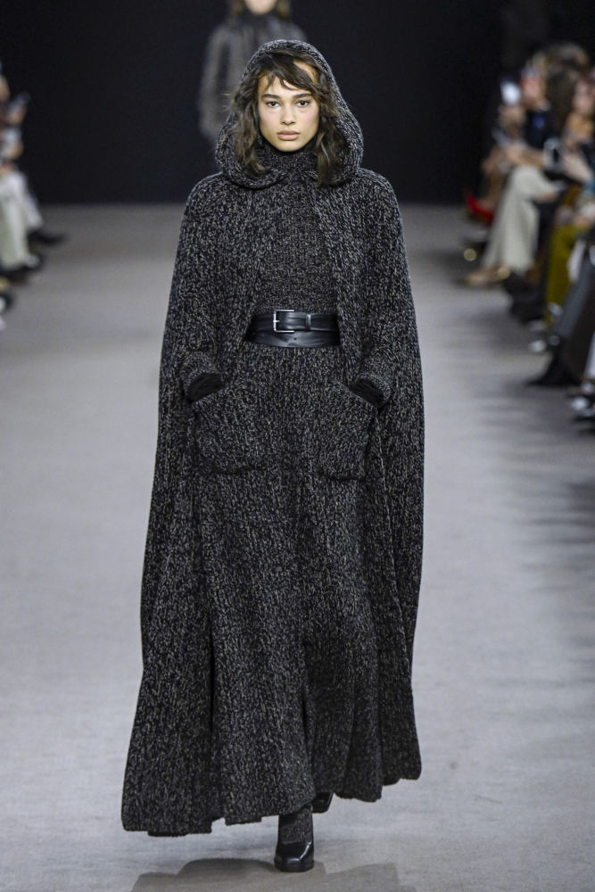 Una modelo desfila en la pasarela de