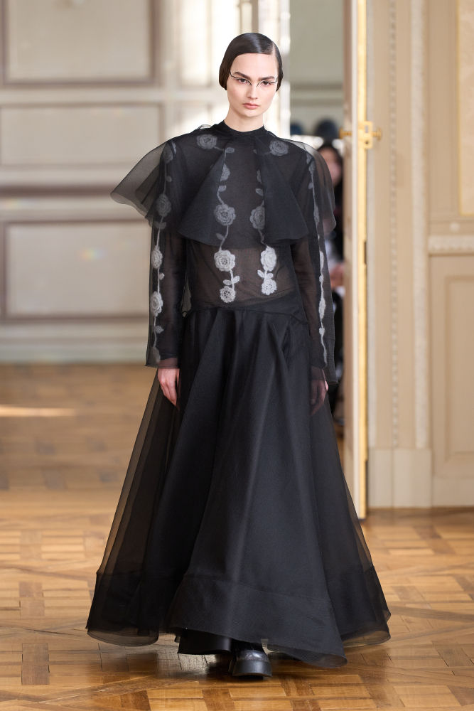 Una modelo desfila en la pasarela de