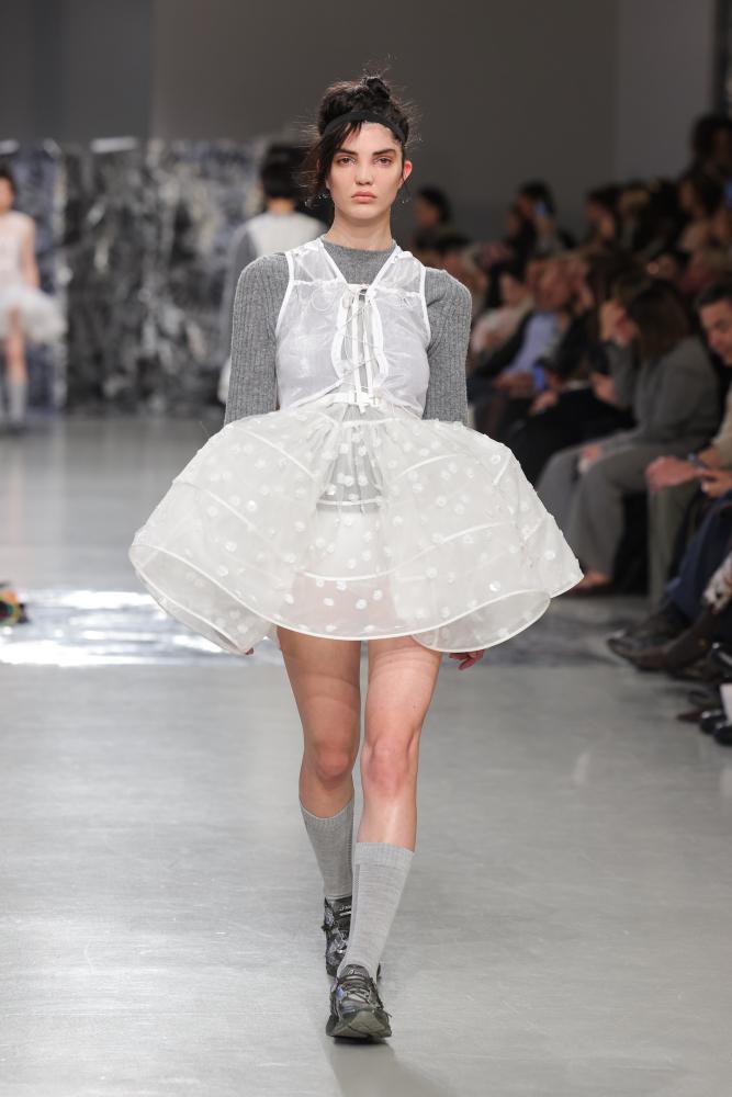 Una modelo desfila en la pasarela de