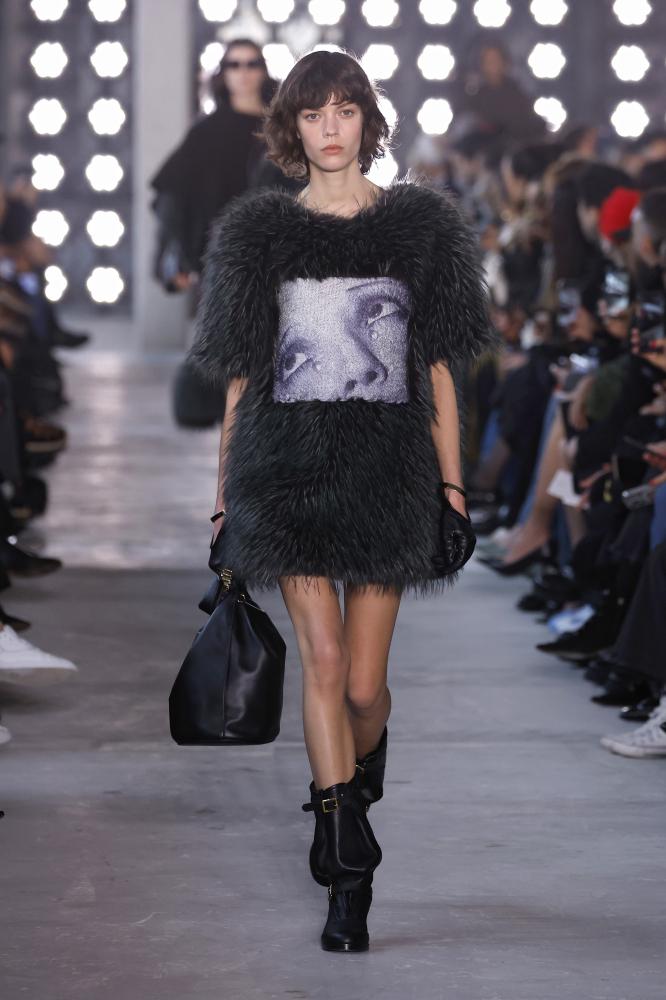 Una modelo desfila en la pasarela de