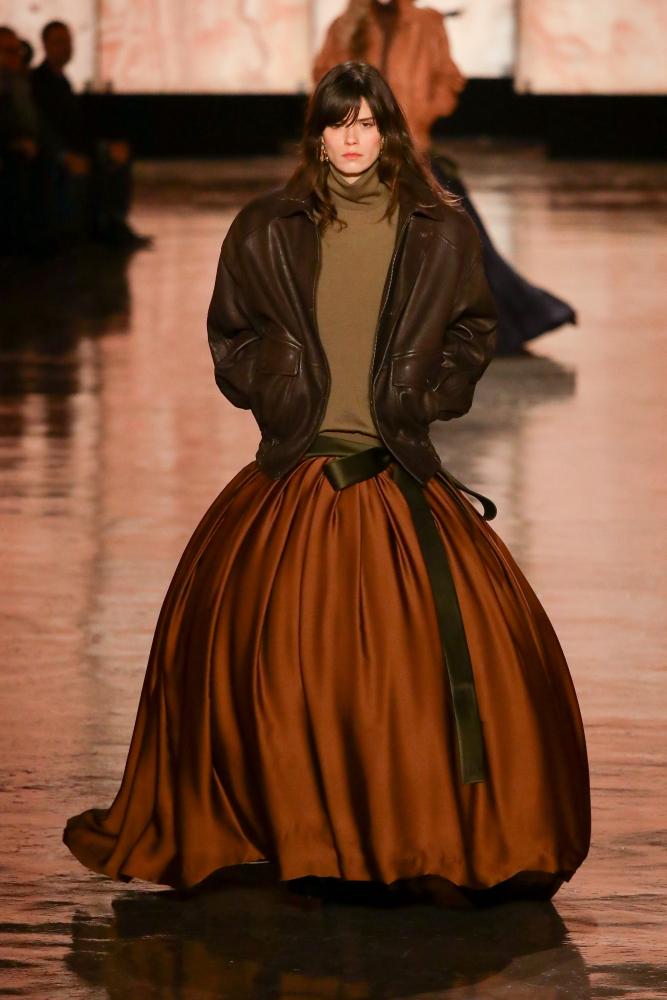 Una modelo desfila en la pasarela de