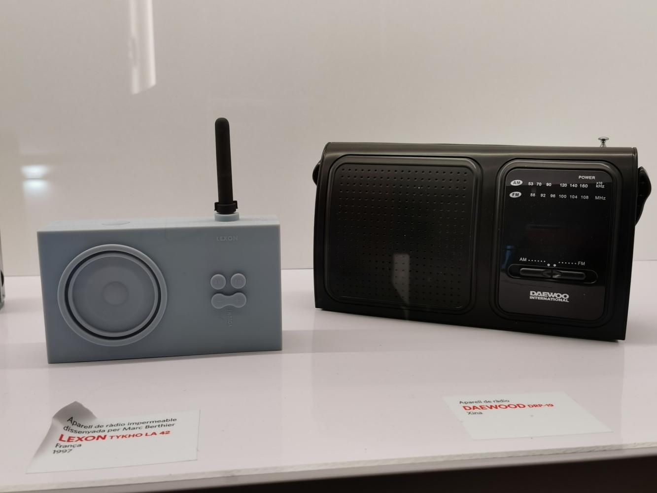 Aparatos de radio expuestos.