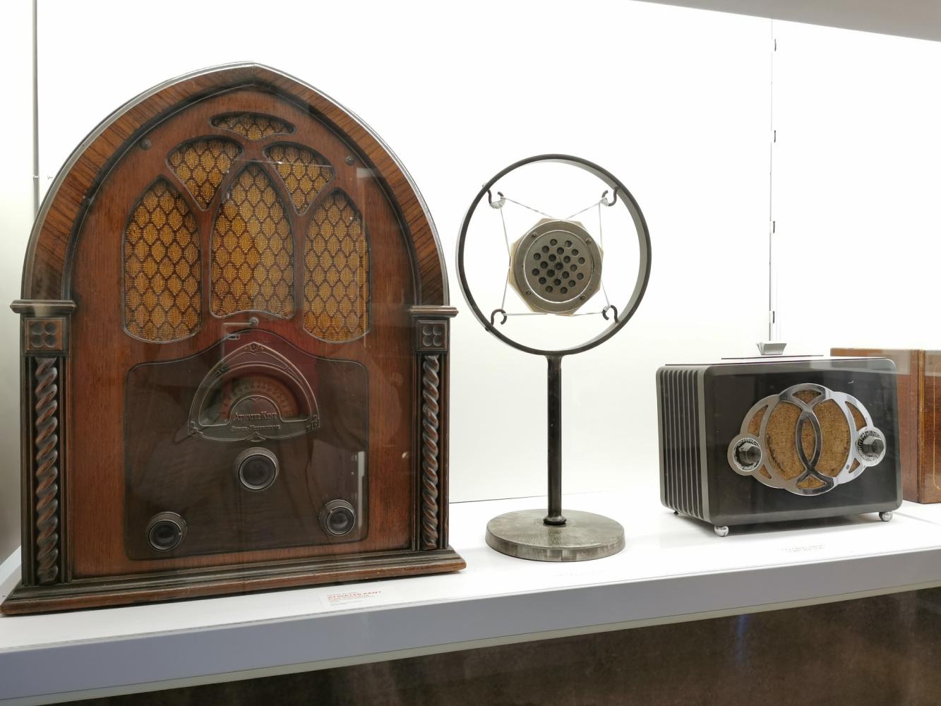 Micrófono y aparatos de radio.