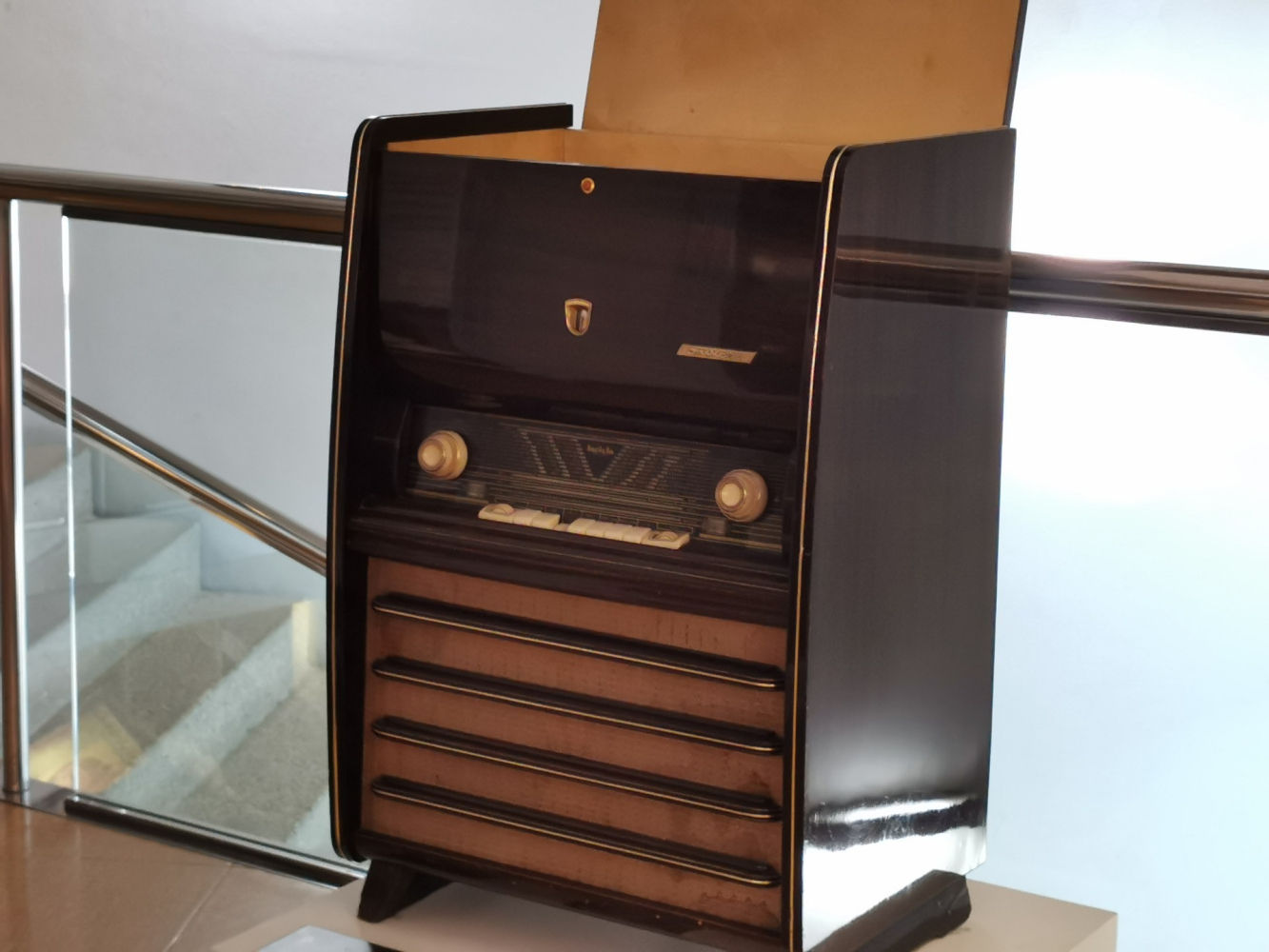 Radio de válvulas alemana vintage.