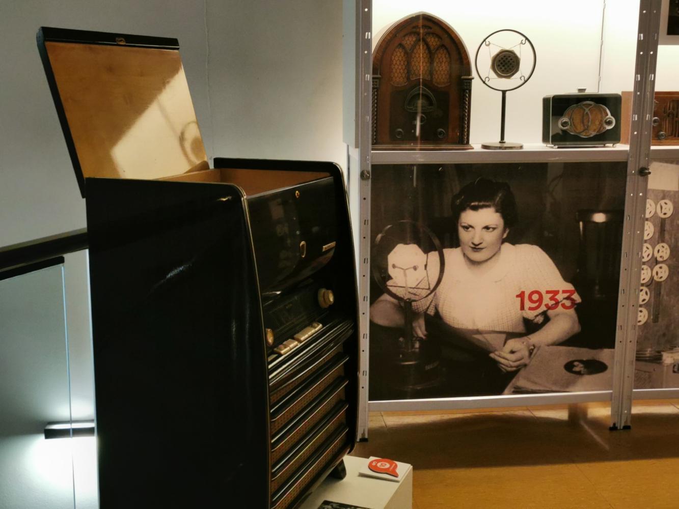 Visita a la exposición sobre la radio.