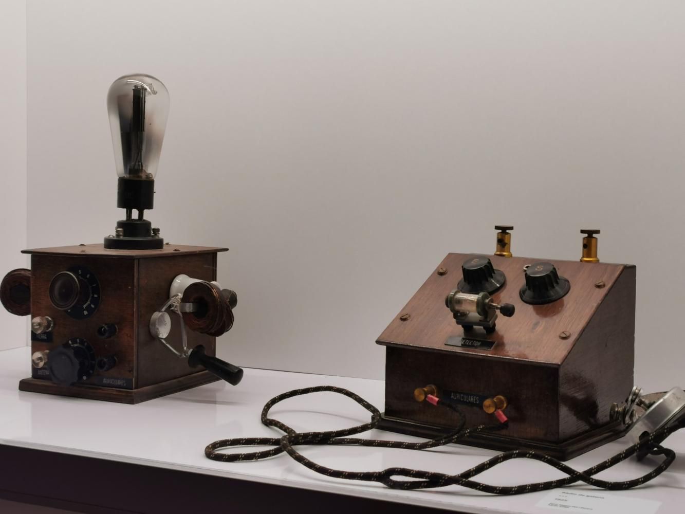 Radios de galena antiguas con caja de madera, un tipo de receptor de radio muy sencillo utilizado principalmente en los inicios de la radio.