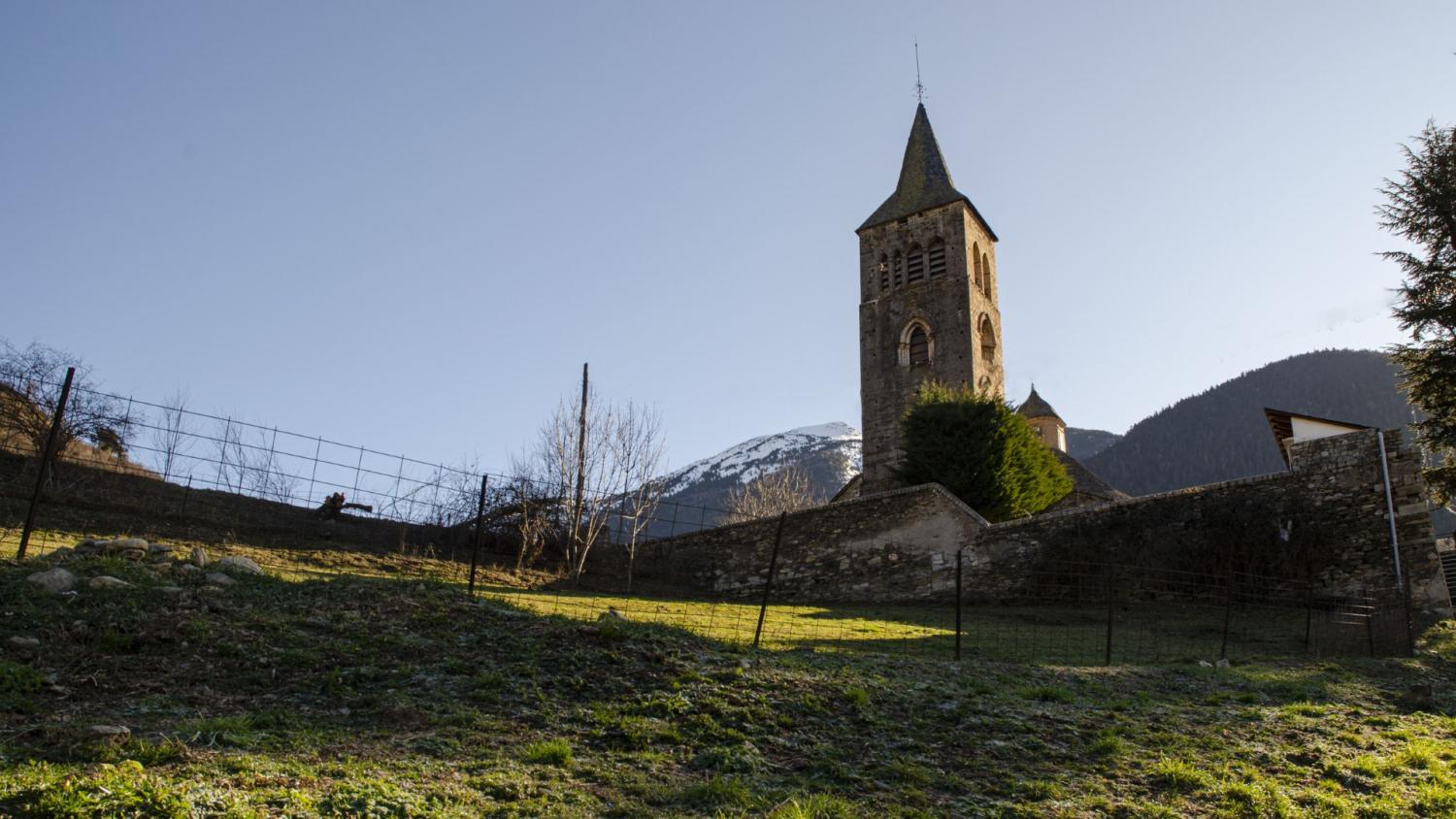 Vista del campanario de la iglesia de Vilac.