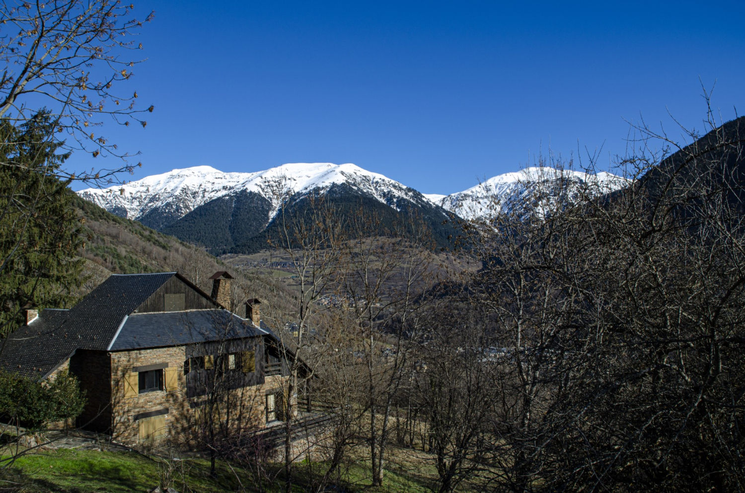 Casau con las montañas blancas de fondo.