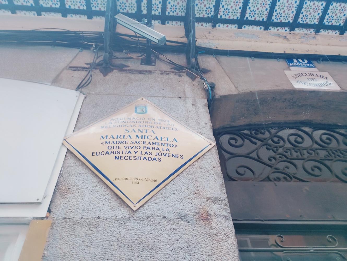 Placa que hace alusión a que en este edificio de la calle Libertad nació la fundadora de las religiosas adoratrices, Santa María Micaela, la