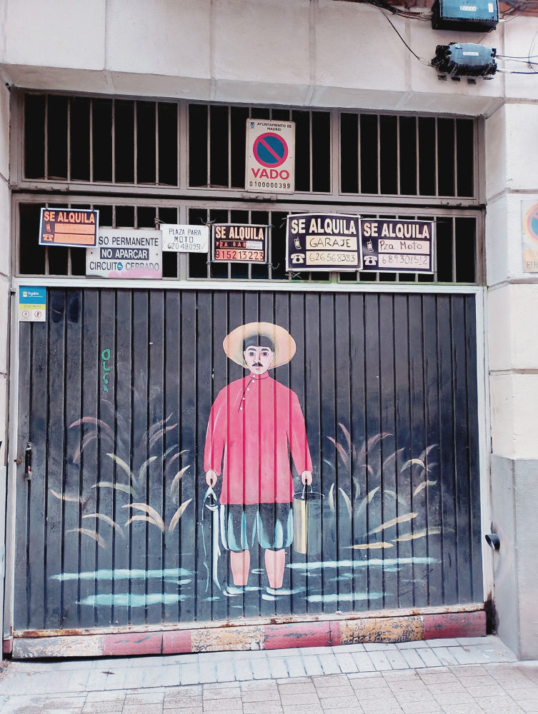 Grafiti en una persiana de un parking de la calle Libertad.