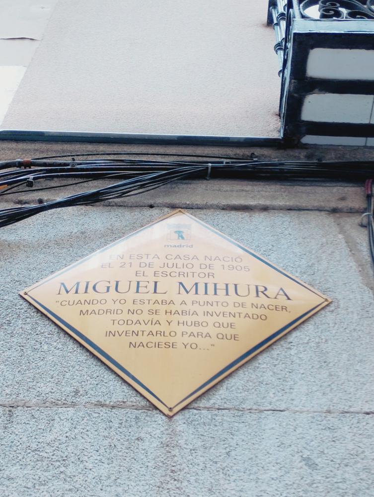 Placa que indica que en el número 5 de la calle Libertad nació el escritor Miguel Mihura.