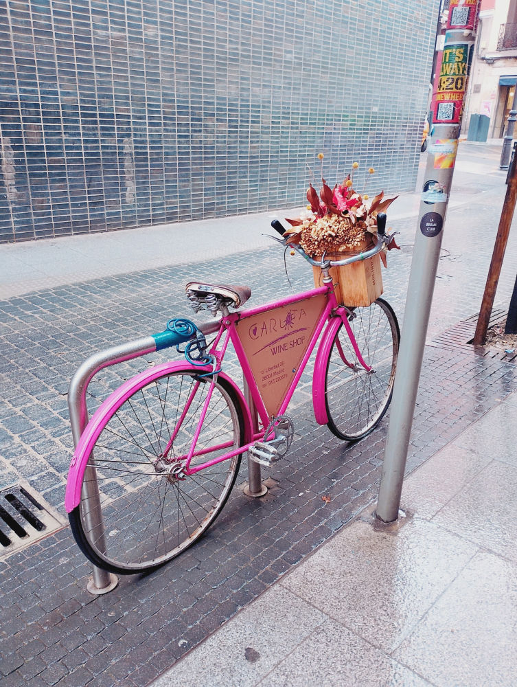 Vistosa bicicleta aparcada en la calle Libertad.