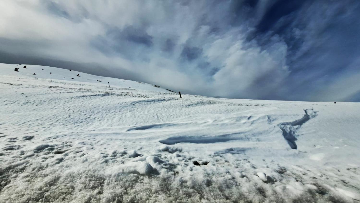 El cielo azul se une al paisaje blanco del Coll de la Creueta.