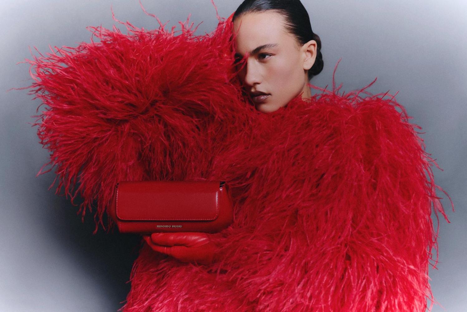 Referente en las alfombras rojas, la alta costura de Redondo Brand es sinónimo de elegancia con sello español. Un glamur clásico que se plasma también en su línea de complementos, en concreto en el bolso Manhattan, de silueta arquitectónica y diseñado en diferentes tejidos