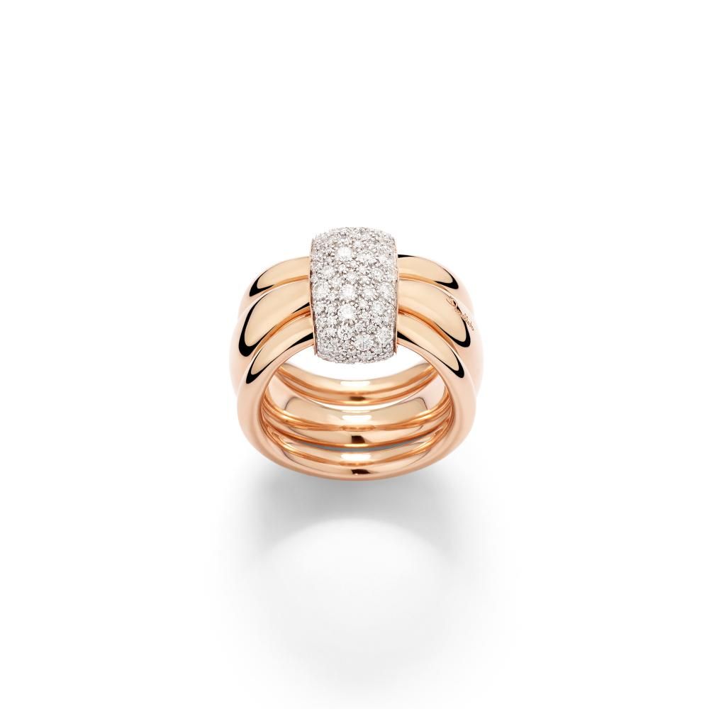 En la colección Together, elegante y simbólica, destaca un anillo de oro rosa de 18 quilates con 98 diamantes blancos y pavé irregular