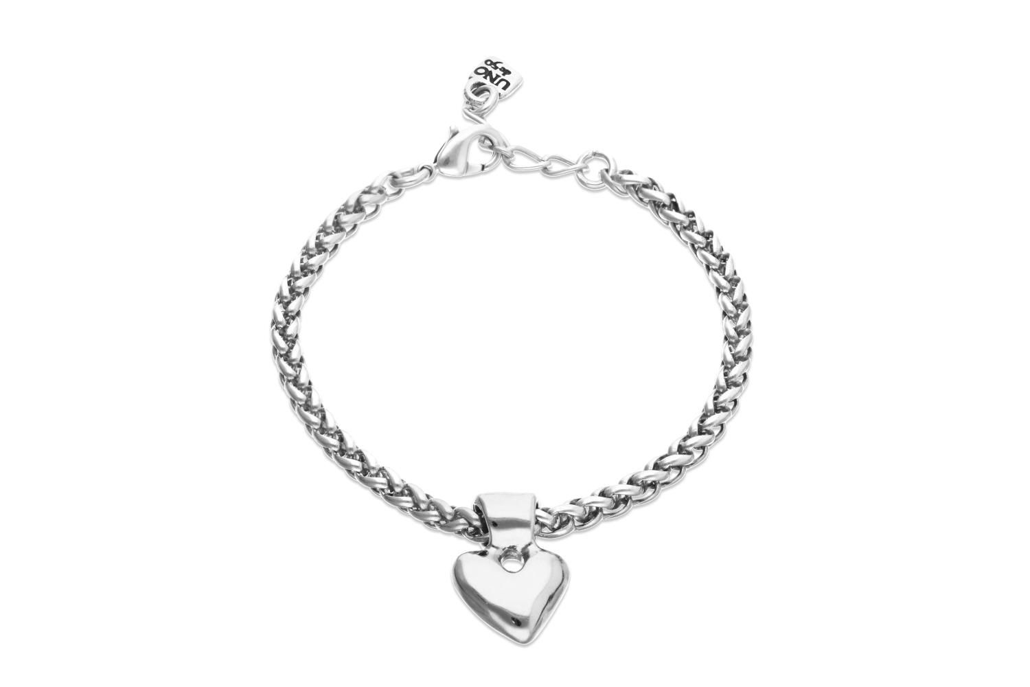 Gargantillas de la colección Pálpito de Unode50, bañadas en plata de ley y con un corazón hecho a mano