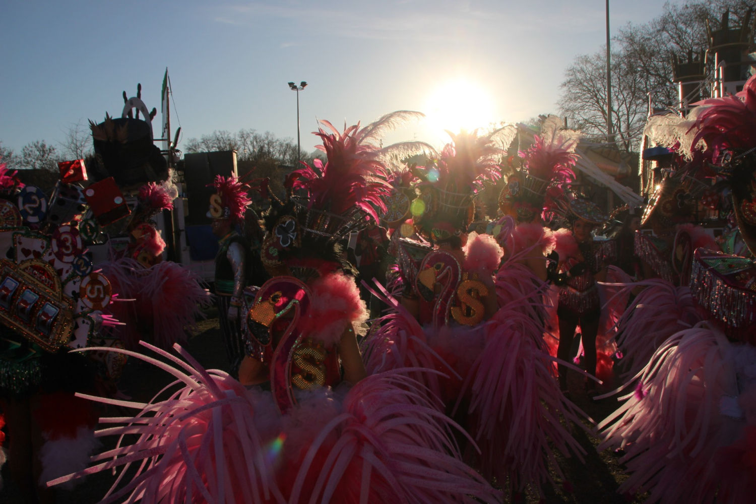 Comparsa bajo el sol de la tarde.