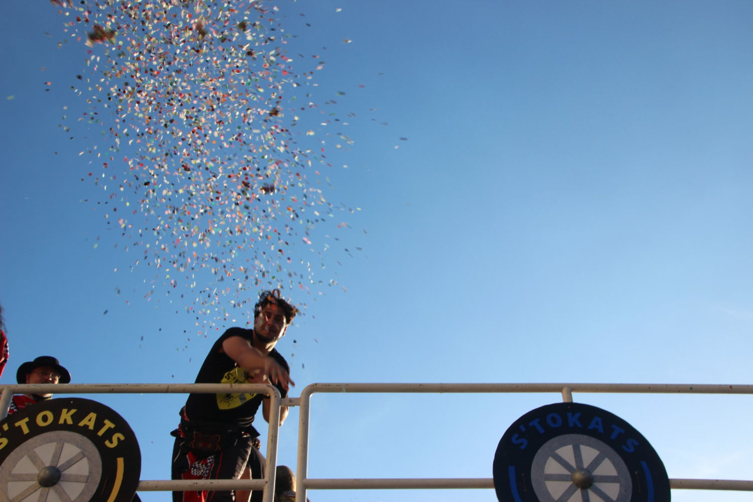Tirando confetis desde la carroza.
