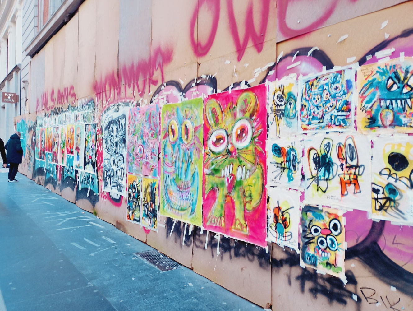 Muestra del arte de Josh Ponce de León, en la Gran Vía de Madrid.