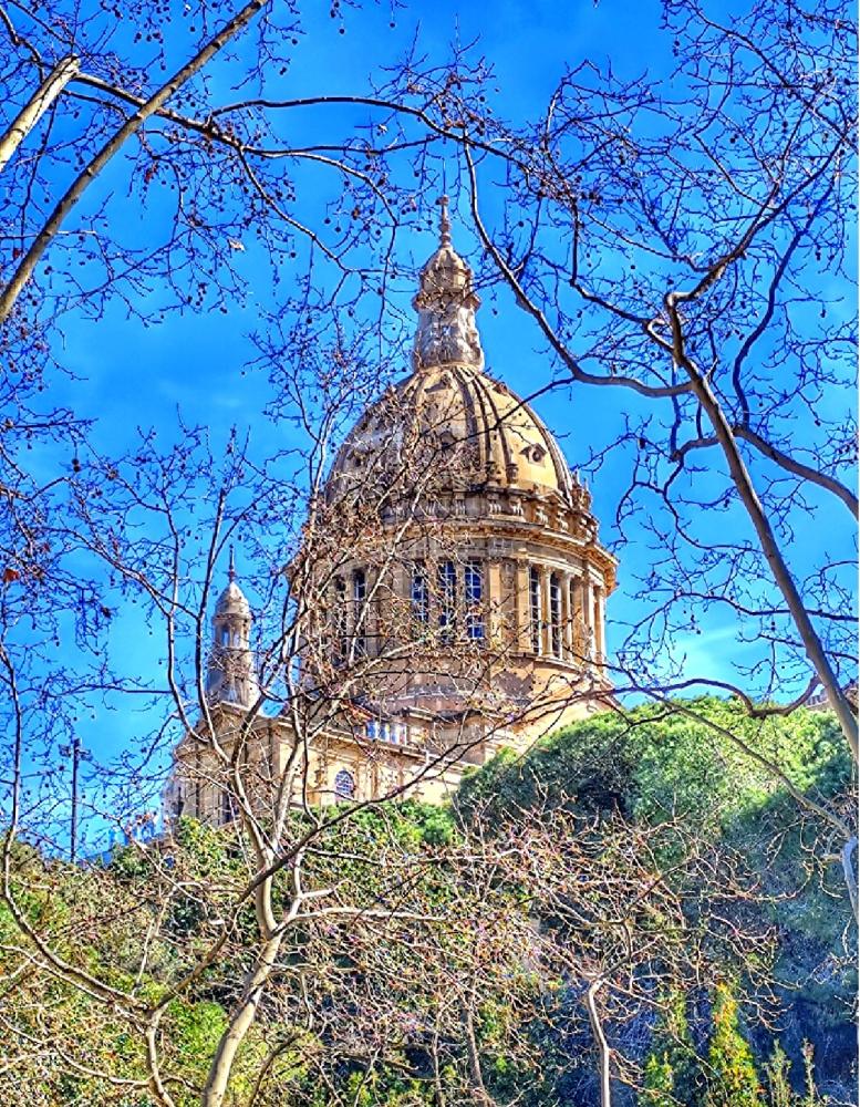 Vista del Palacio Nacional de Montjuïc, sede del Museu Nacional d'Art de Catalunya (MNAC) en Barcelona.