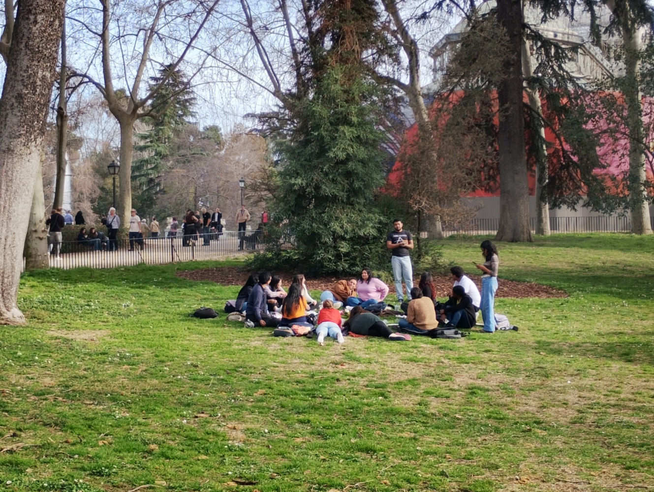 Grupo de amigos en la hierba de El Retiro.