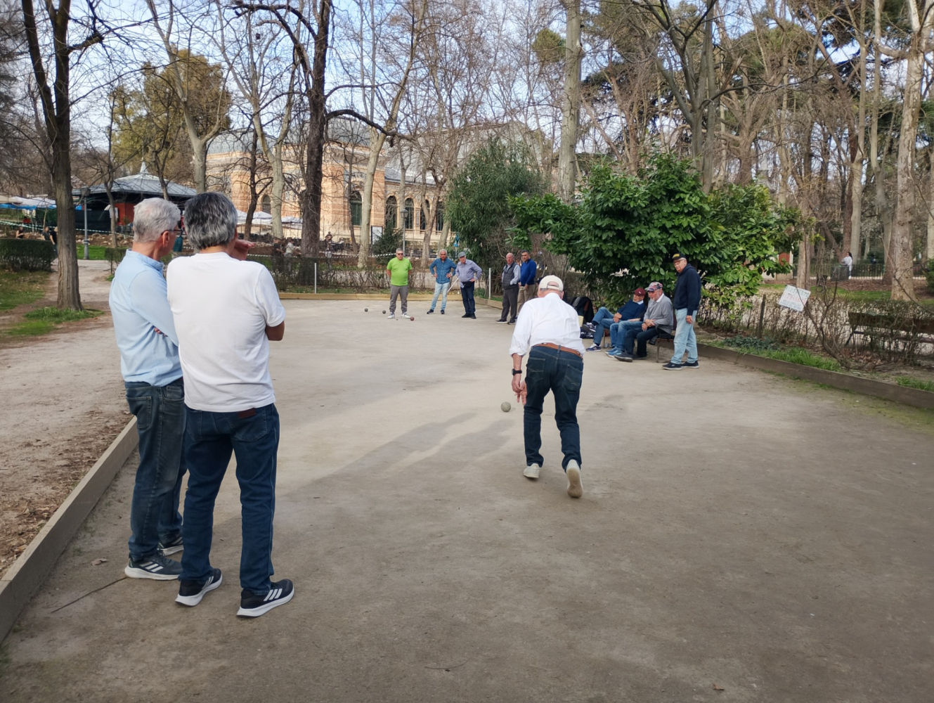 Jugando a la petanca en El Retiro.