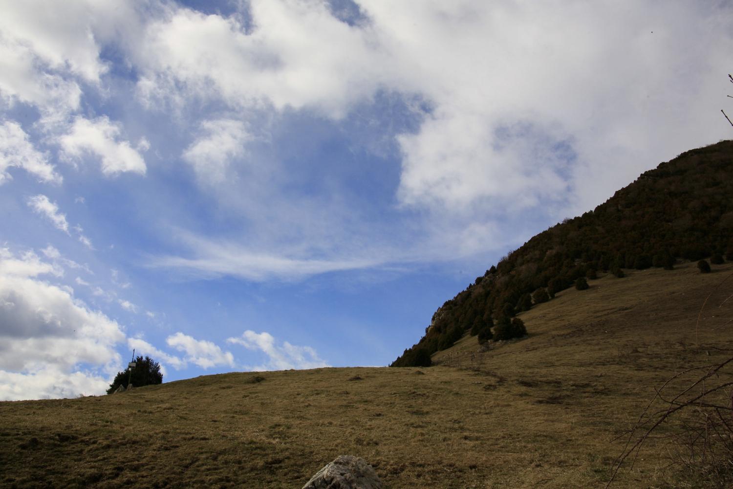 El azul del cielo contrasta con los colores de la tierra en el Ripollès.