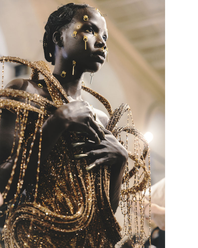 En la alta costura su nombre empieza a resonar con fuerza. Las creadoras Gaurav Gupta son joyas arquitectónicas complejas. Obras de arte con simbología espiritual