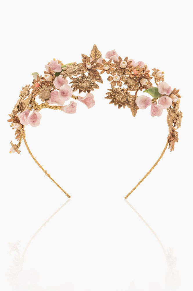 La diadema de Suma Cruz respira fantasía. Sus flores de latón se entremezclan con perlas nacaradas y hojas de cristal