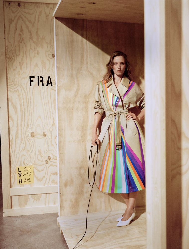 Cinco artistas reinterpretan la gabardina de Weekend Max Mara