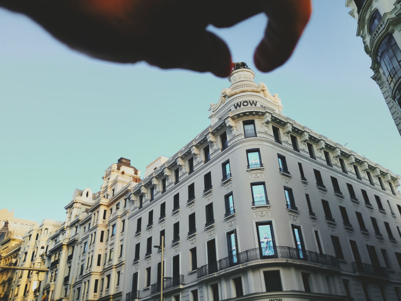 Los dedos en la Loba Capitolina de la Gran Vía de Madrid.
