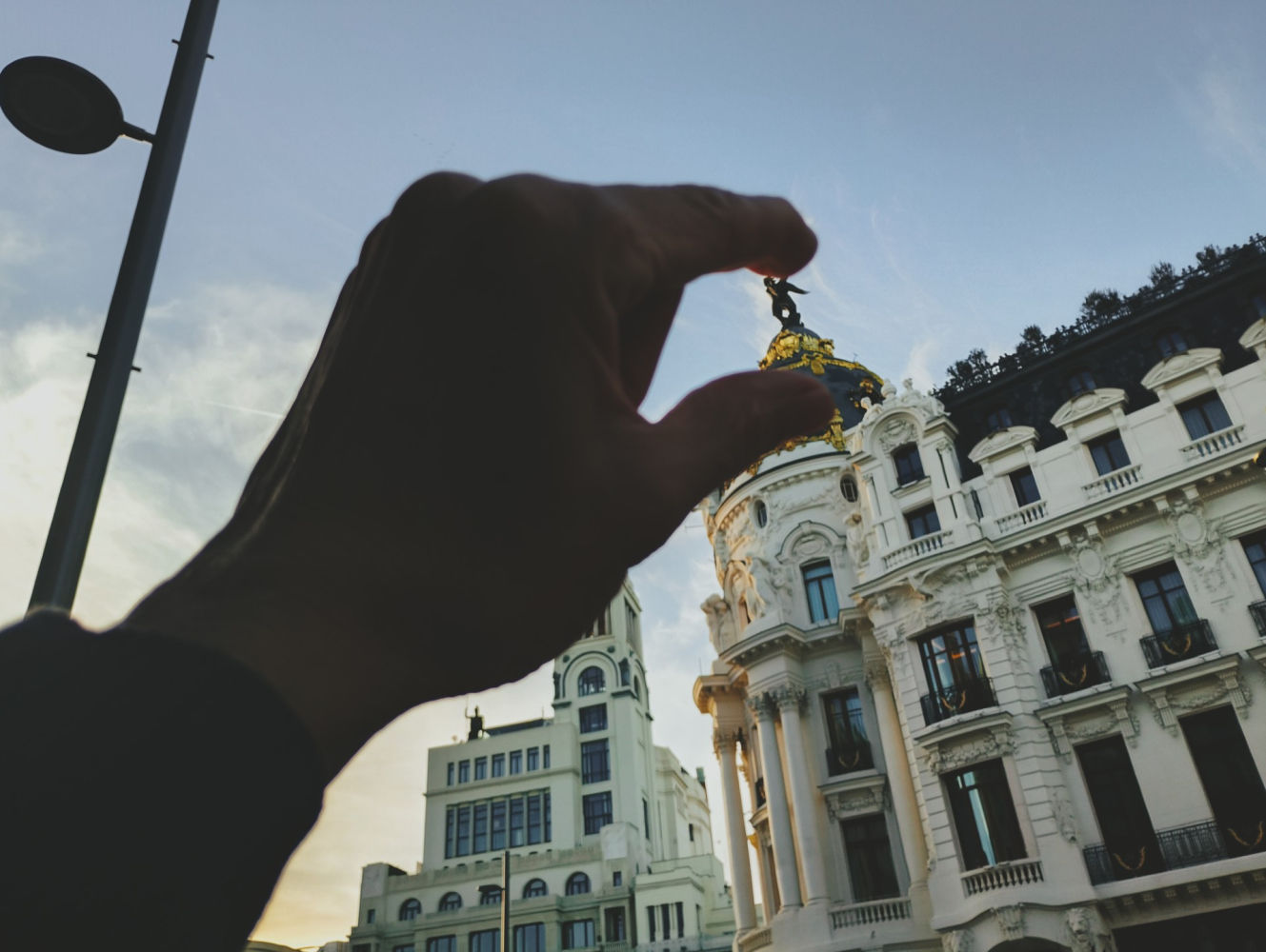 Colocando con los dedos la Victoria Alada.