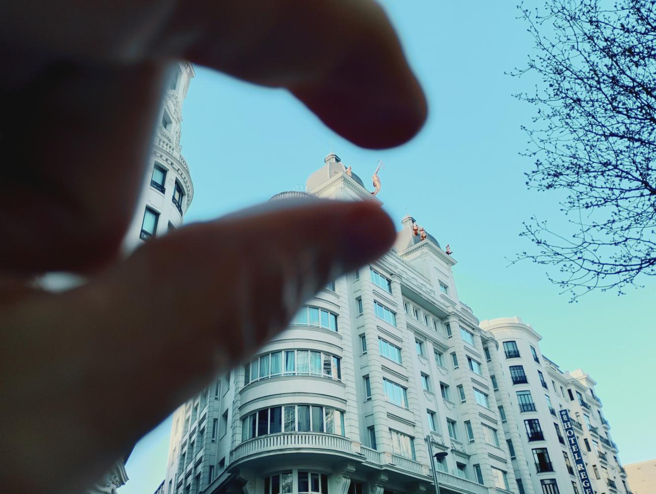 Diana Cazadora entre los dedos.