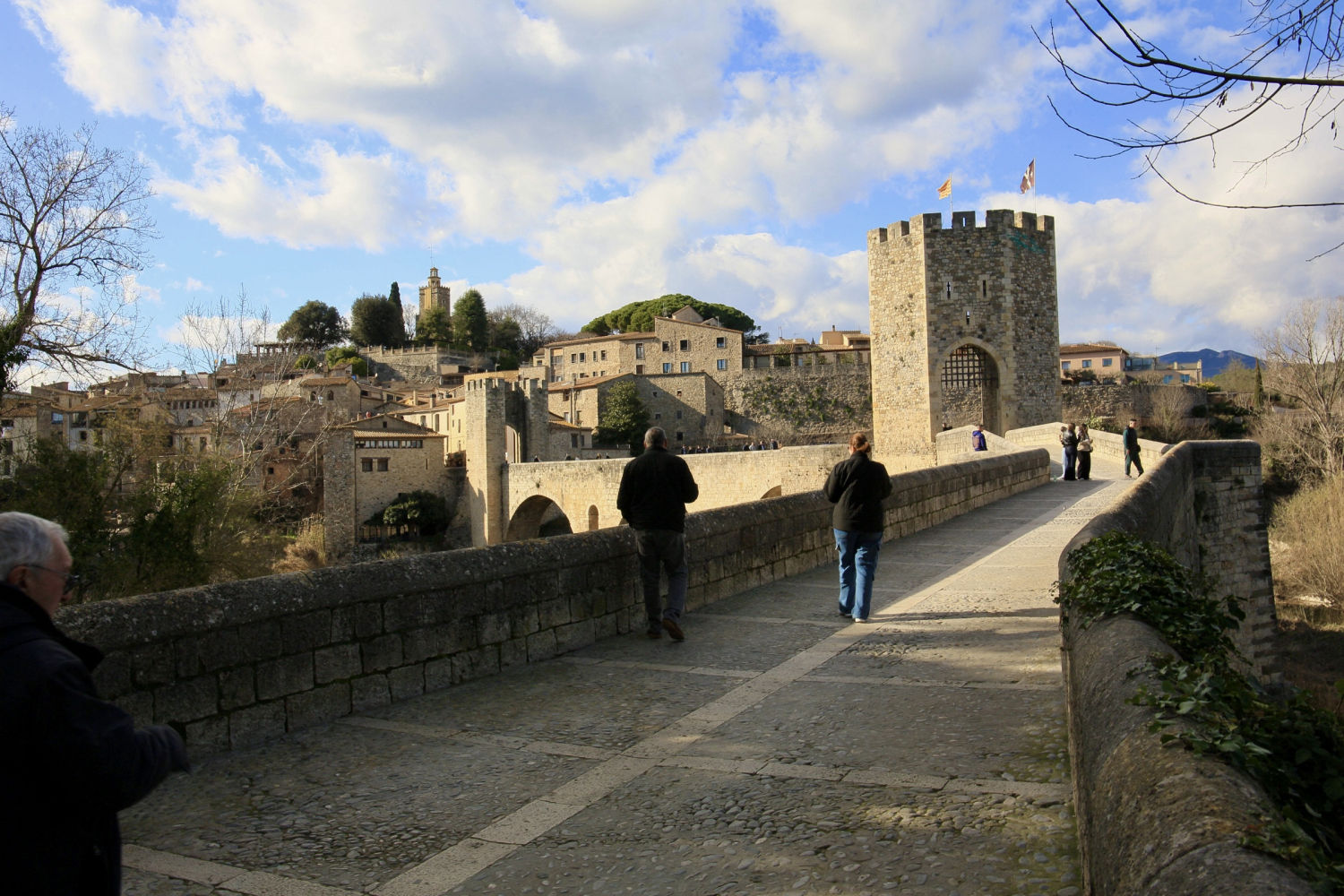 Caminado por el puente de Besalú.