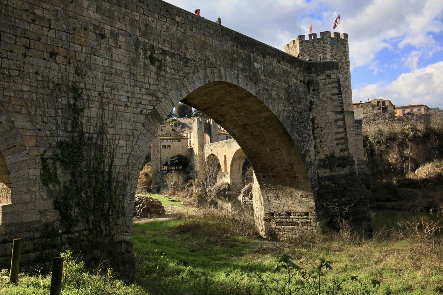 El puente de Besalú desde el río Fluvià.