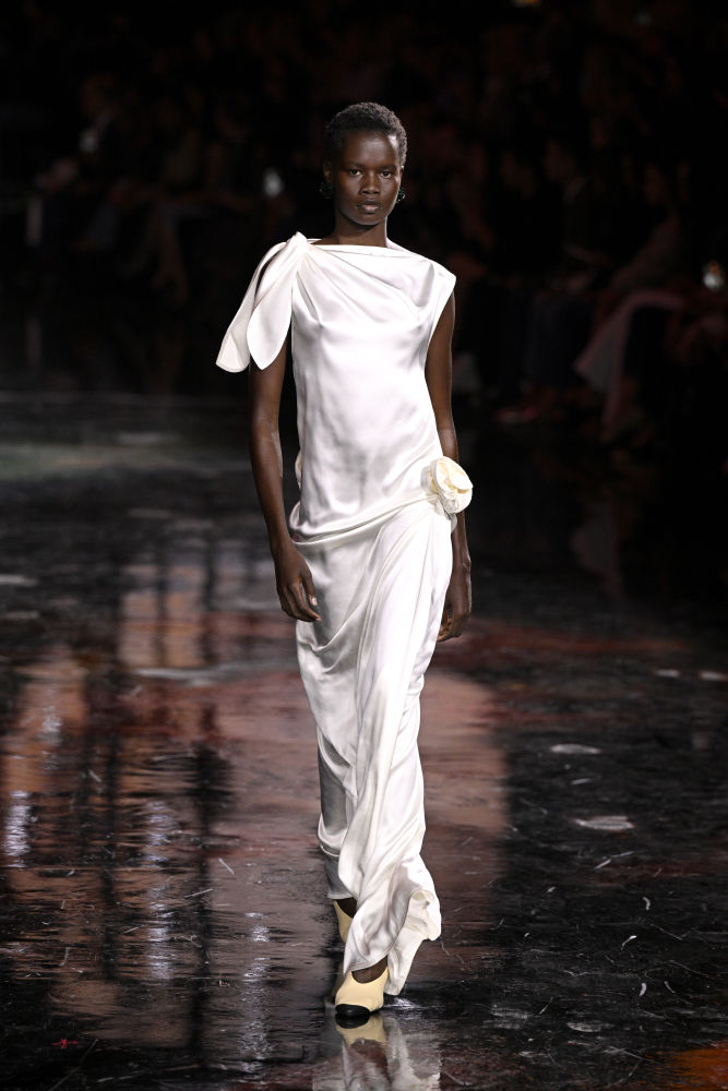 PARIS, FRANCE - OCTOBER 06: (EDITORIAL USE ONLY - For Non-Editorial use please seek approval from Fashion House)  A model walks the runway during the Chanel Womenswear Spring/Summer 2026 show as part of Paris Fashion Week on October 06, 2025 in Paris, France.  (Photo by Kristy Sparow/Getty Images)