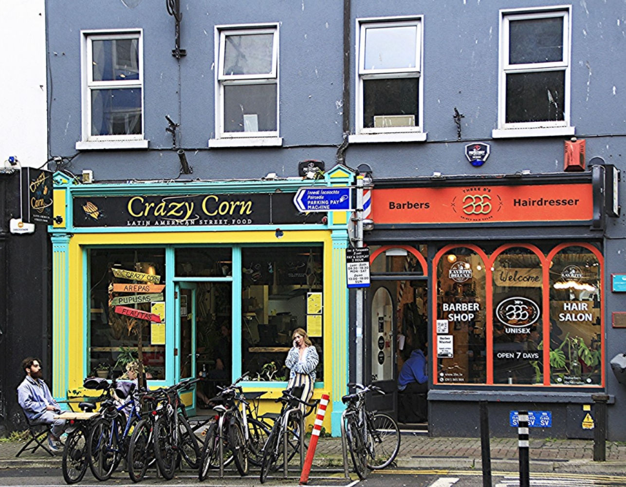 Varios colores en comercios irlandeses.