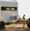 La deslumbrante caravana de lujo que te permite recargar un coche eléctrico