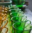 Tazas ámbar y verde de la vajilla Duralex