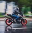 El peligro de ir en moto con lluvia