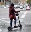 Una mujer circula en patinete eléctrico por ciudad