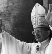 El papa Pablo VI en el balcón de la basílica de San Pedro en Roma, 1976