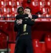 Messi y Griezmann se abrazan